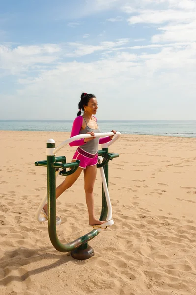 Fitness maskin på stranden — Stockfoto