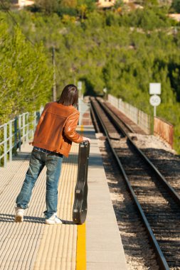 Treni bekliyorum.