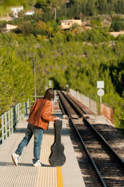 Treni bekliyorum.