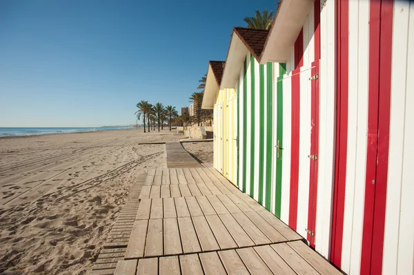 Barevné plážové chatky — Stock fotografie