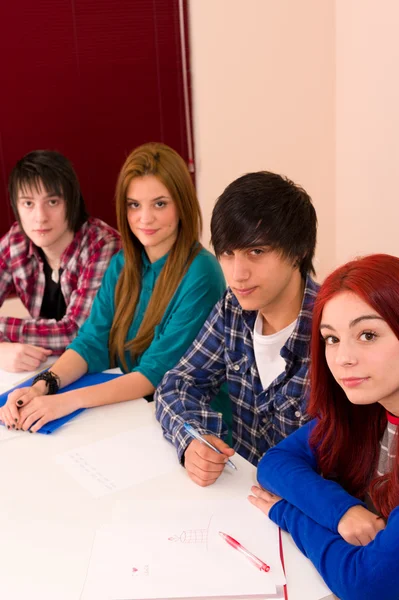 Estudantes em sala de aula — Fotografia de Stock