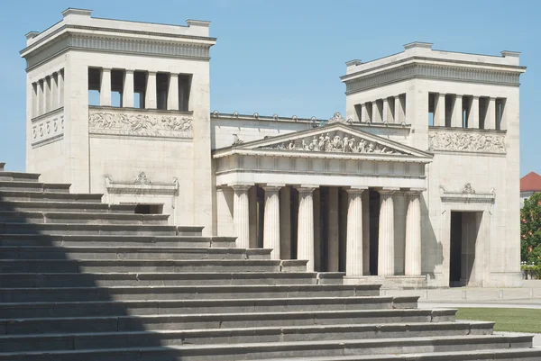 Arquitectura clásica con pasos — Foto de Stock