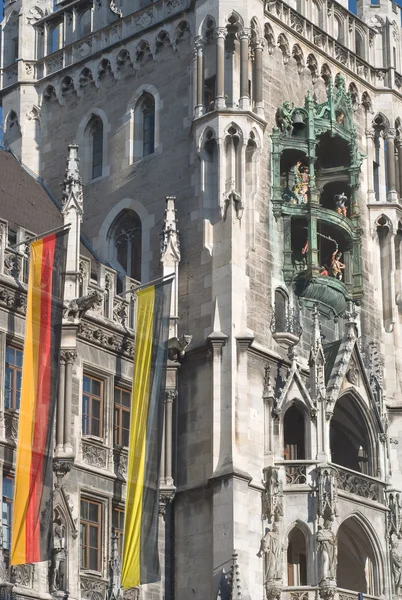 Münchner Rathaus mit Fahnen — Stockfoto