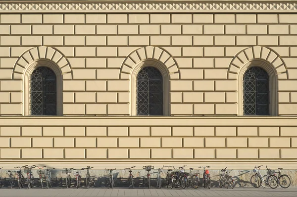 Arquitetura renascentista com bicicletas — Fotografia de Stock