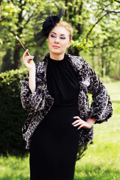 Frau im Retro-Stil mit Zigarette — Stockfoto