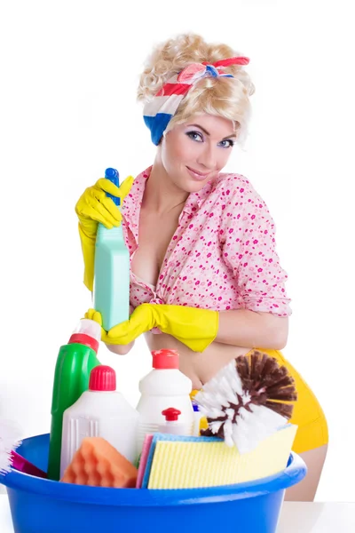 Женщина-пинап с набором для уборки — стоковое фото