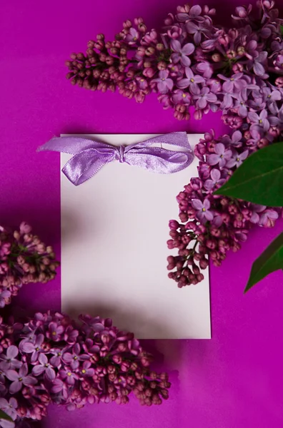 Biglietto di auguri con fiori lilla — Foto Stock