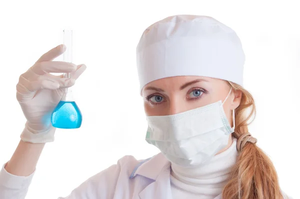 Laboratuvar önlüğü kimya cam ürünleri ile bilim kadını — Stok fotoğraf