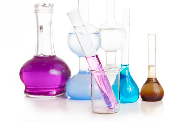 Tubos de ensaio e frascos com líquidos coloridos — Fotografia de Stock