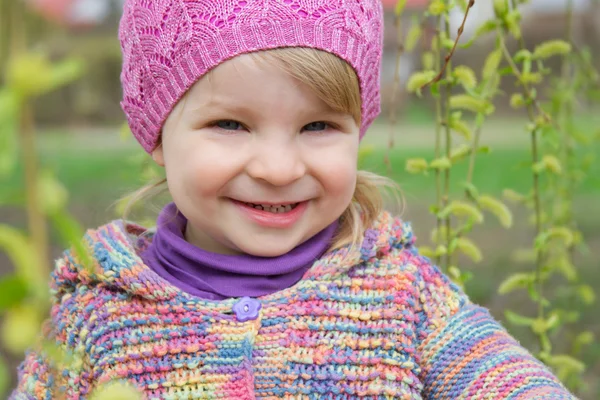 Dětská venkovní mezi kvetoucí Vrba — Stock fotografie