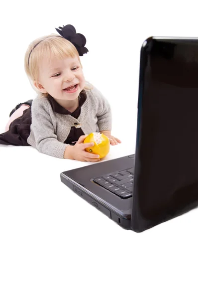 Glimlachende babymeisje met laptop geïsoleerd — Stockfoto