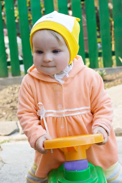 Menina do bebê no brinquedo do carro — Fotografia de Stock