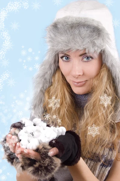 Mulher em chapéu de inverno e luvas com flocos de neve — Fotografia de Stock