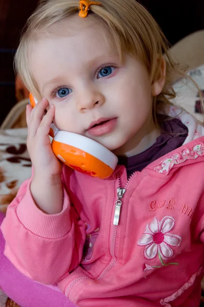Dziewczyna rozmawia telefon zabawka — Zdjęcie stockowe