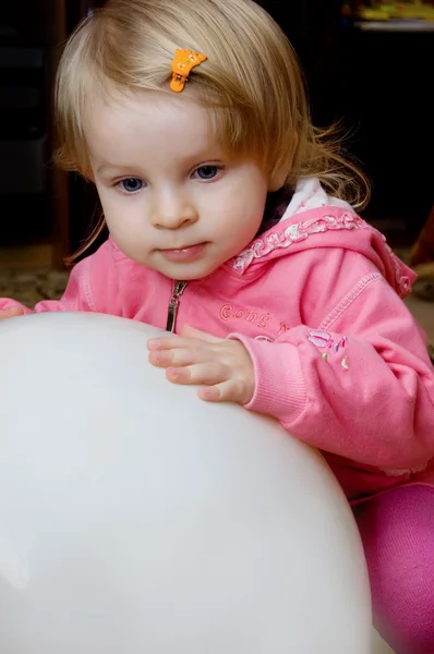 Mädchen spielt mit großem Ball — Stockfoto