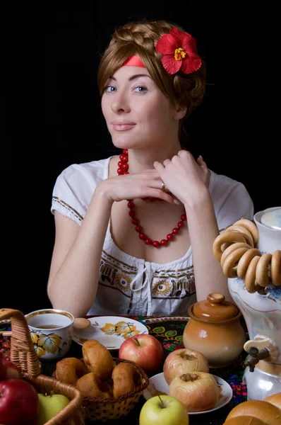 Ρωσική γυναίκα που πίνει τσάι με σαμοβάρι — Φωτογραφία Αρχείου