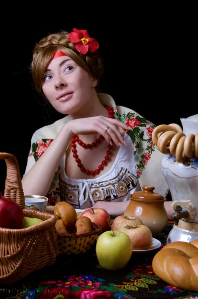 Русская женщина пьет чай с самоваром — стоковое фото
