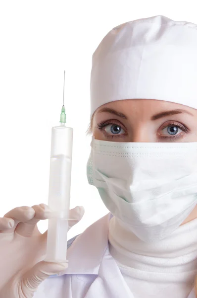 Женщина-врач в маске со шприцем — стоковое фото