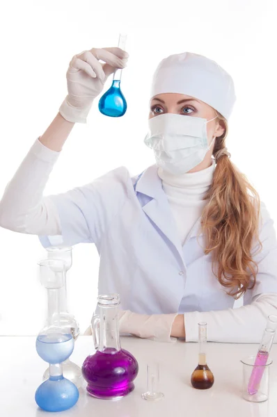 Mujer científica en bata de laboratorio con cristalería química —  Fotos de Stock