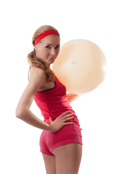 Donna sportiva con palla fitness — Foto Stock