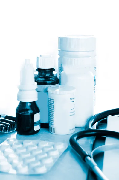 Медицинские бутылки и таблетки — стоковое фото