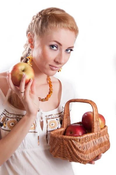 Kobieta z koszykiem jabłek — Zdjęcie stockowe