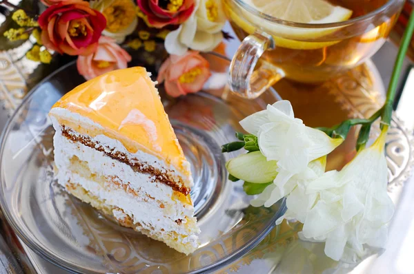 Cake with apricot and tea — Stock Photo, Image