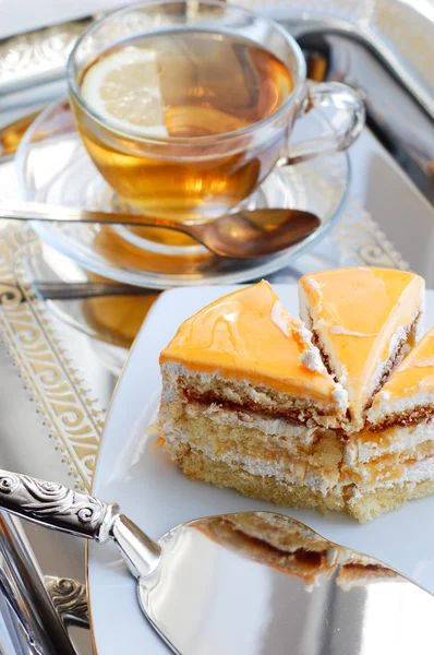 Cake with apricot and tea — Stock Photo, Image