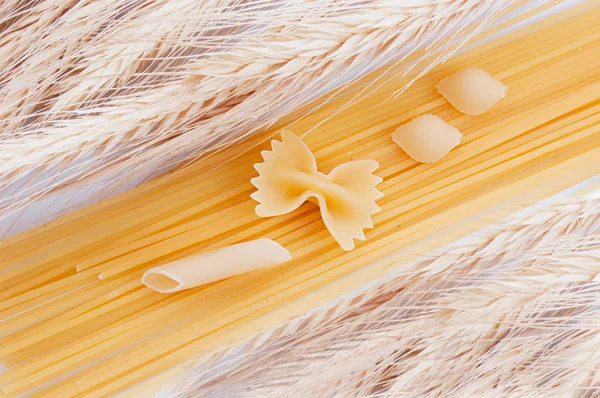 Einige Arten von Spaghetti und Makkaroni — Stockfoto