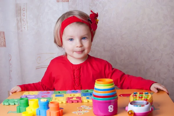 Mädchen spielt am Tisch im Kinderzimmer — Stockfoto