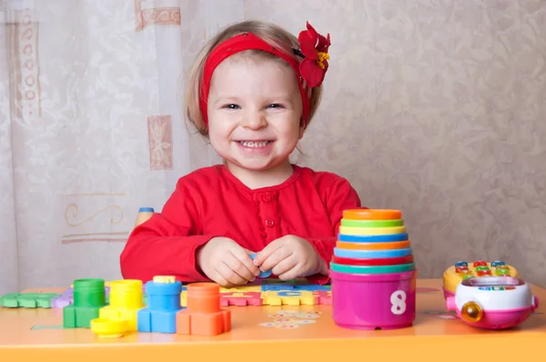 Mädchen spielt am Tisch im Kinderzimmer — Stockfoto