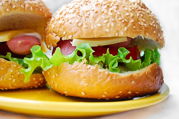 Hamburger s klobásou a zeleninou — Stock fotografie