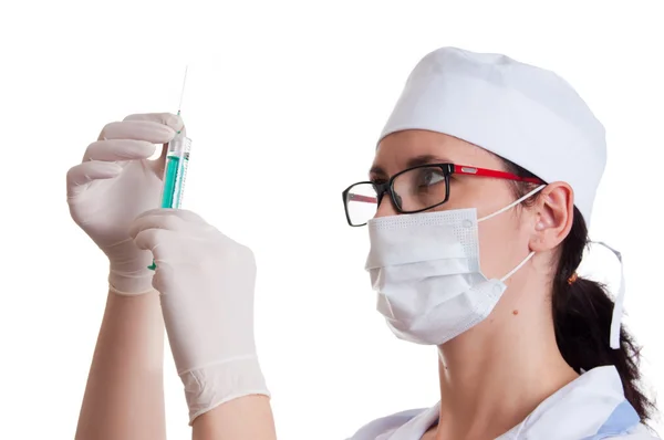Doktor žena v masce s injekční stříkačkou — Stock fotografie