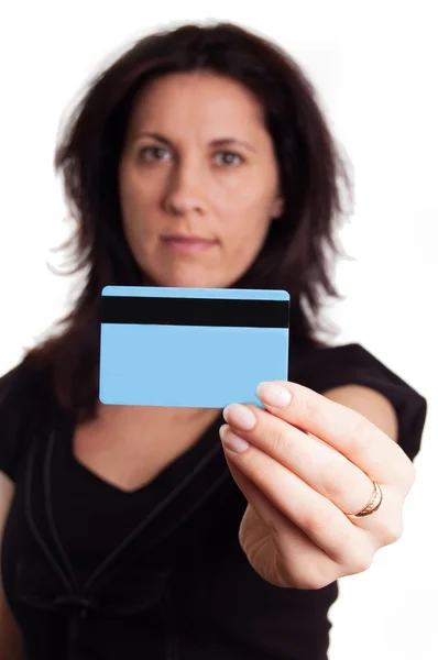 Mujer sosteniendo en blanco tarjeta de crédito azul Imagen de stock