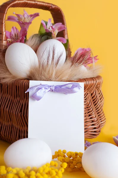 Korg med ägg och vårblommor — Stockfoto