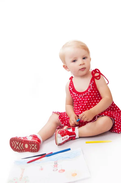 Jolie petite fille avec crayons et album — Photo