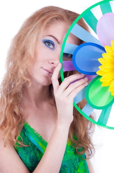 Vrouw met kleurrijke windwijzer — Stockfoto