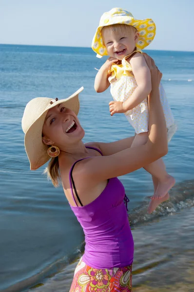 うれしそうな母と娘のビーチで — ストック写真