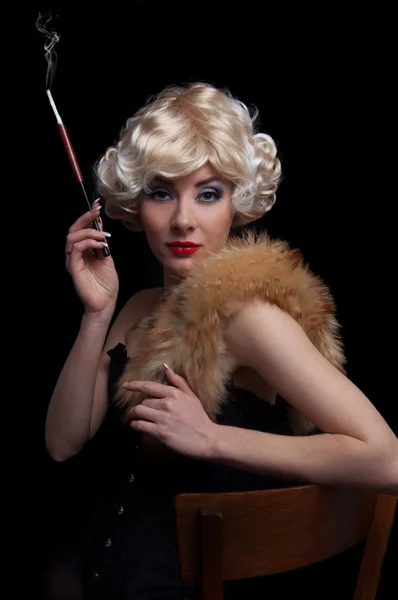 Блондинка ретро-стилізована жінка з цигаркою — стокове фото