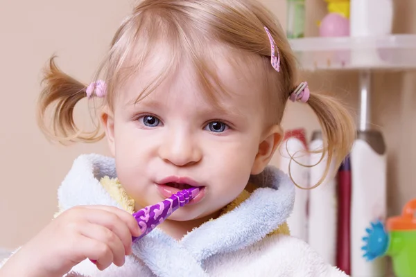 Meisje haar tanden poetsen in Bad — Stockfoto