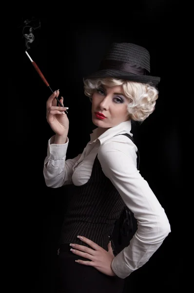 Donna in corsetto e cappello con sigaretta — Foto Stock
