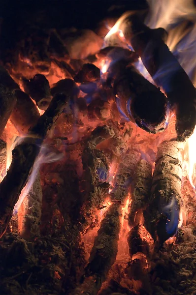 Heldere vlam van een brand op nacht — Stockfoto