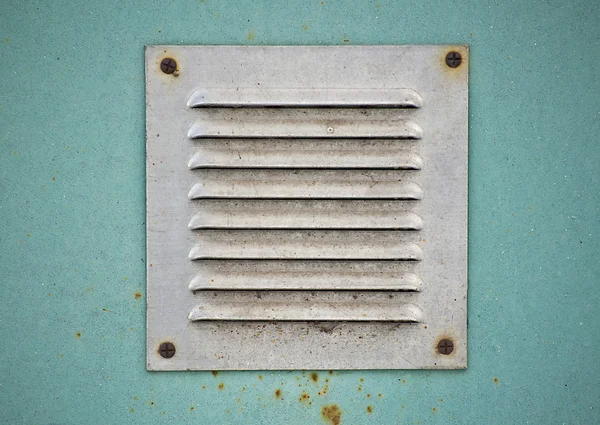 Eixo de ventilação enferrujado em uma parede de pedra verde . — Fotografia de Stock