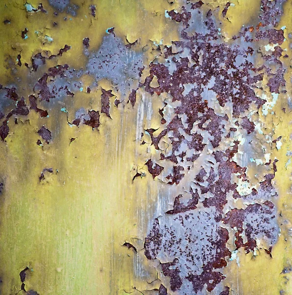 Ржавая металлическая текстура с разваливающейся краской — стоковое фото