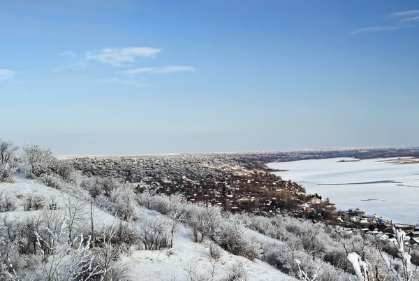 Het uitzicht vanaf de heuvel. in de winter. — Stockfoto