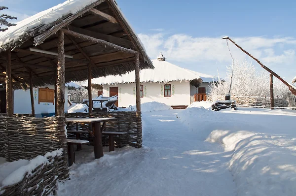 Winter op de binnenplaats van het dorp. — Stockfoto