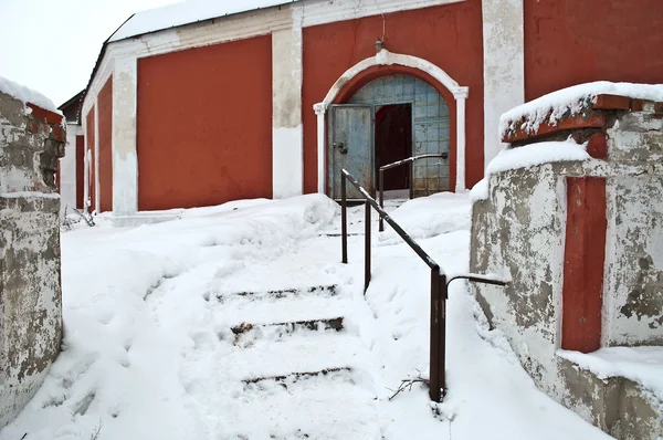 A entrada traseira para o pátio do mosteiro — Fotografia de Stock