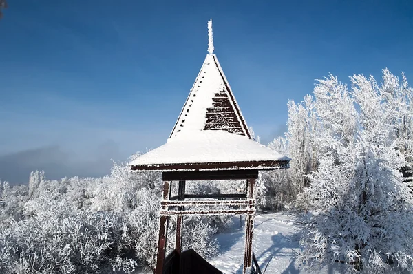 Sneeuw bedekte dak van de uitkijk. — Stockfoto