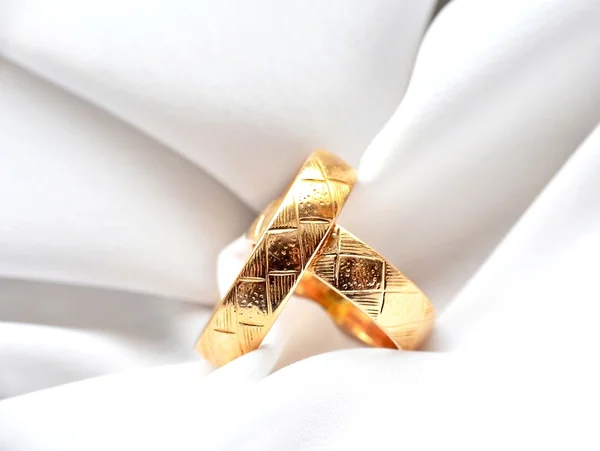 İki Altın Nikah Yüzüğü — Stok fotoğraf