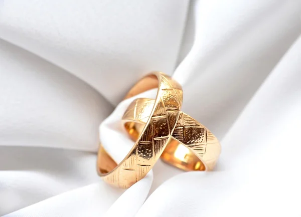 Два золотых обручальных кольца — стоковое фото